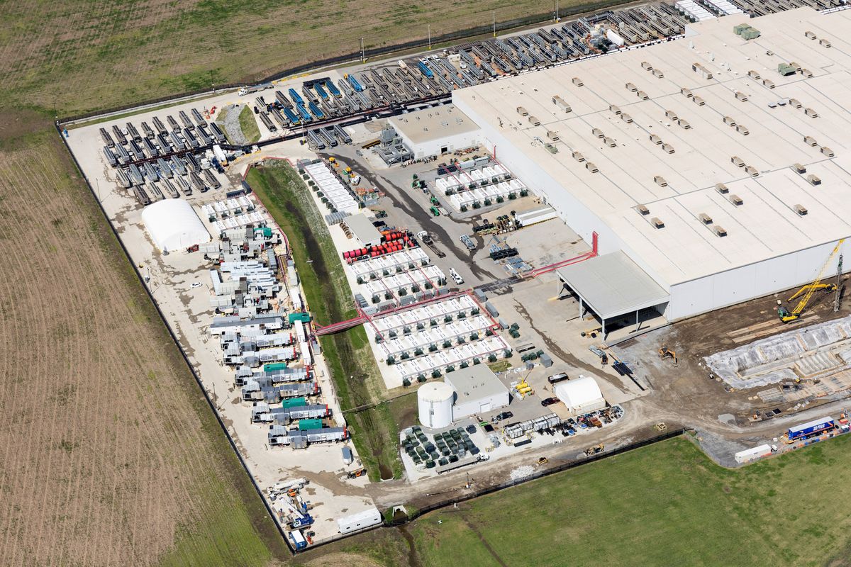 Veduta aerea del datacenter Colossus di xAI e delle turbine a gas installate nel sito di Memphis.