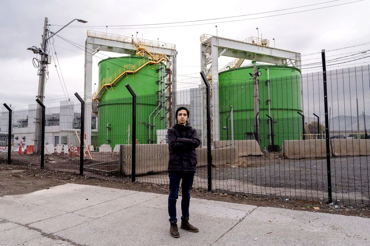 Rodrigo Vallejos davanti alla recinzione e ai grandi serbatoi verdi del datacenter di Google a Quilicura.