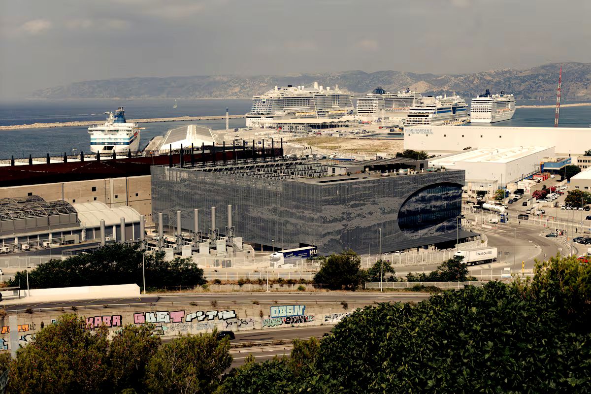 I datacenter di Digital Realty nel porto di Marsiglia, con le navi da crociera sullo sfondo.